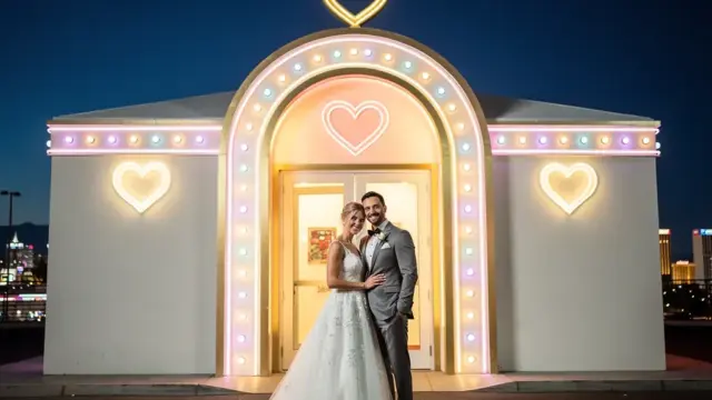 Paar beim Heiraten in Las Vegas vor einer romantischen Kapelle