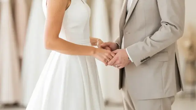 Namensänderung nach Eheschließung: Tipps zum Antrag und Optionen für Paare