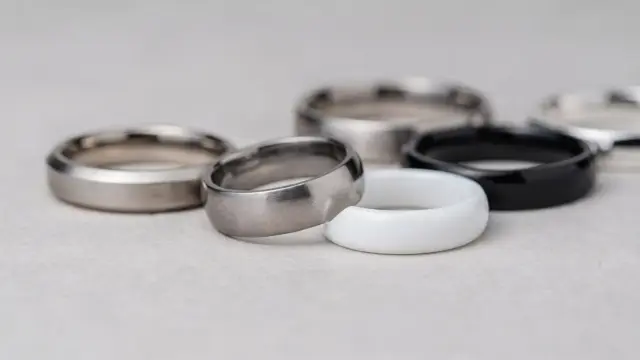 Verschiedene Ringe aus anlaufbeständigen Materialien wie Titan, Edelstahl und Platin