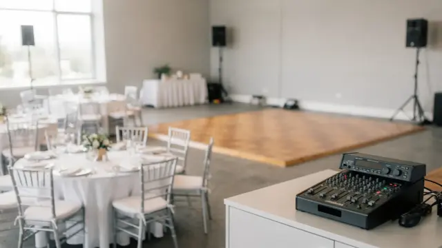 Hochzeit mit Lautsprecher und Musiktechnik zur Regelung der Lautstärke bei Musik und Lärm