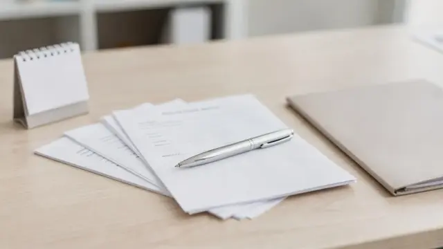 Anmeldung der Eheschließung mit Formularen, Kalender und Stift im Standesamt