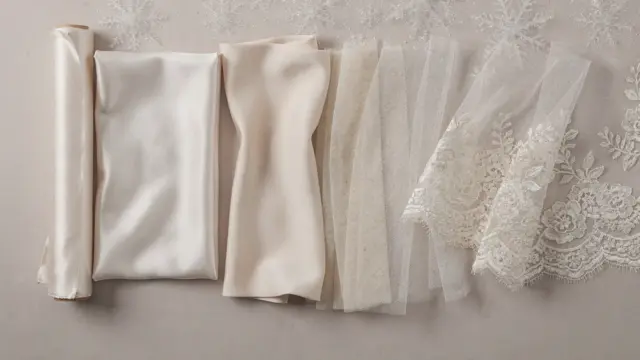 Ausgewählte Brautkleidstoffe für eine Winterhochzeit auf neutraler Oberfläche