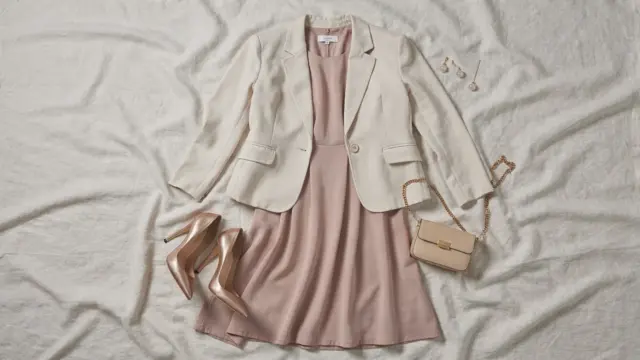 Stimmiges Hochzeits-Farbkonzept fürs Outfit mit Kleid, Jacke, Schuhen und Accessoires in harmonischen Farben