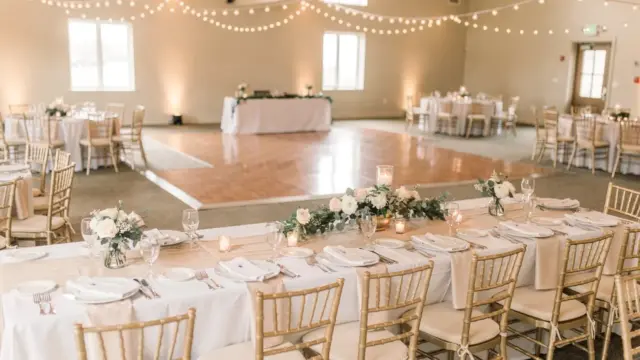 Dekorierte Hochzeitsfeier mit Lichterketten und Tanzfläche als Hochzeitsparty-Idee