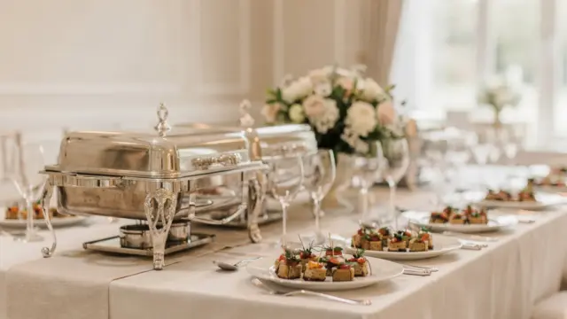 Elegantes Hochzeitscatering mit Servierplatten und Tischdeko für die Hochzeitsfeier