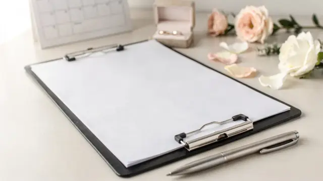 Hochzeitsdienstleister-Vertrag mit Stift, Clipboard und Hochzeitsplanung auf dem Tisch