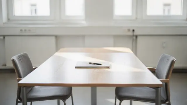 Büro im Standesamt mit Unterlagen zur Eheschließung in Deutschland