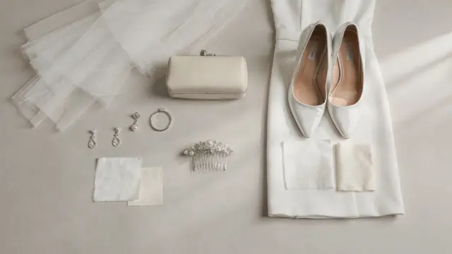 Brautaccessoires wie Schleier, Schmuck, Haarkamm und Schuhe ergänzen das Brautoutfit.