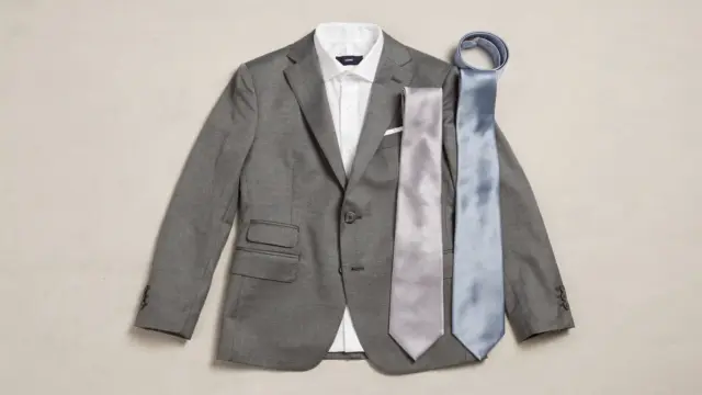 Hochzeitsanzug und Krawatte in harmonischen Farben auf einem hellen Hintergrund