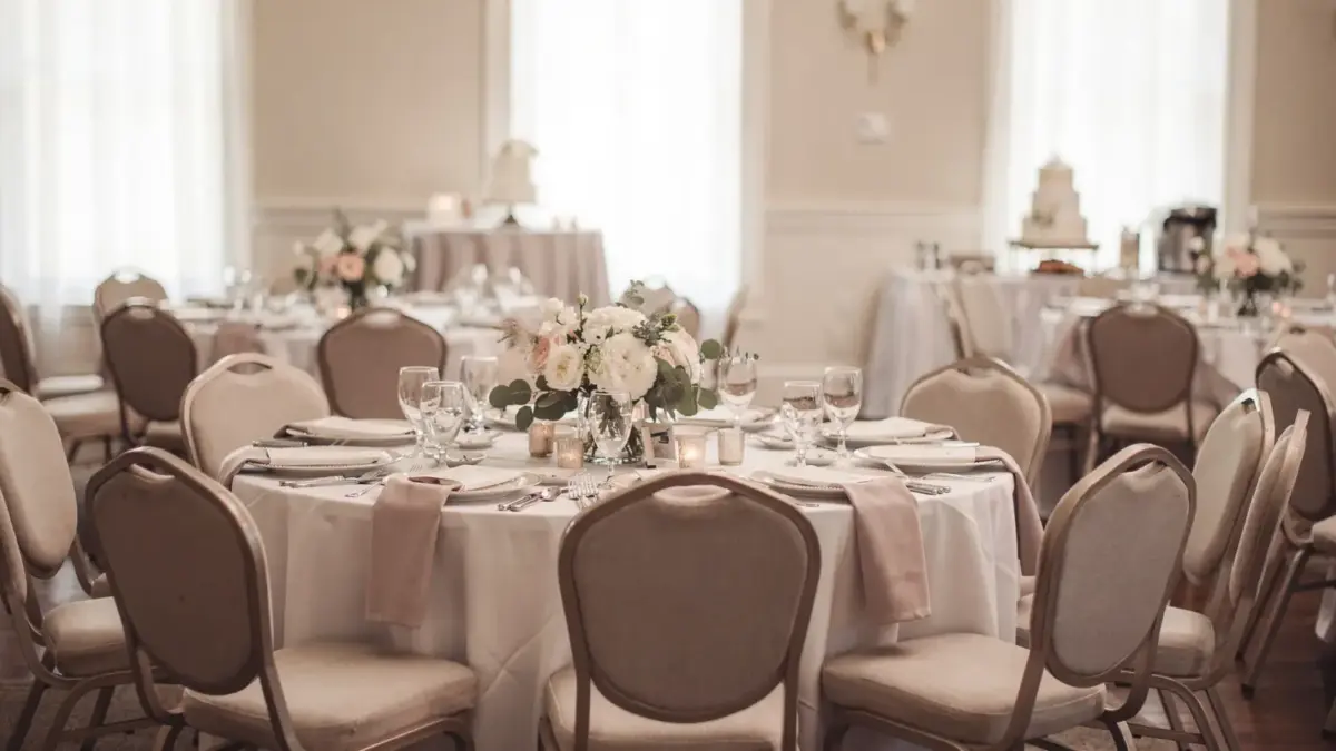 Elegante Hochzeitslocation mit gedeckten Tischen und Blumen für einen Artikel zu Kosten und Planung