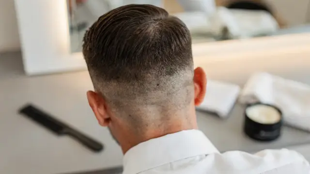 Bräutigam-Frisur mit gepflegtem Styling im Vorbereitungsraum