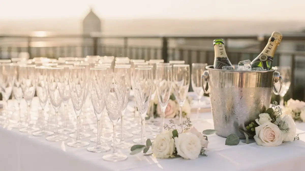 Sektempfang zur Hochzeit mit Sektgläsern, Champagnerkübel und Tischdeko