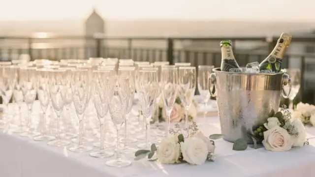 Sektempfang zur Hochzeit mit Sektgläsern, Champagnerkübel und Tischdeko