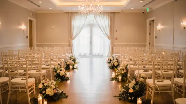 Vorbereiteter Hochzeitssaal mit Gang und Blumendeko für den Einzug zur Hochzeit