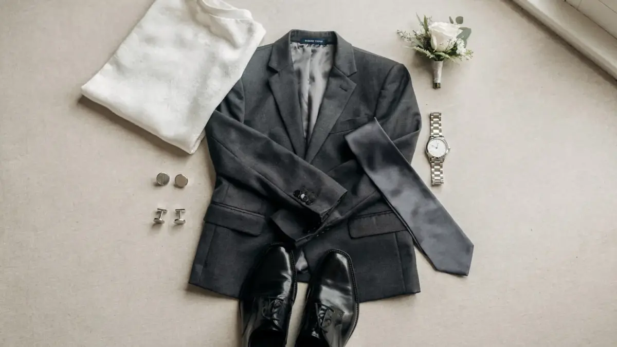 Hochzeit Outfit Fehler vermeiden: Braut- und Bräutigam-Outfits mit Kleid, Anzug und Accessoires