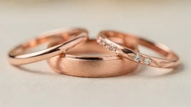 Roségoldene Trauringe als Symbol für die Bedeutung von Roségold bei Trauringen