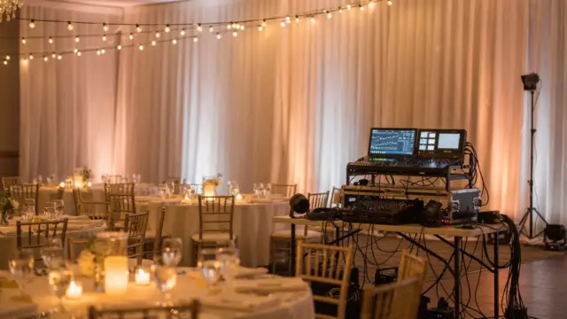 Lichtkonzept für die Hochzeit mit Lichterketten, Tischlicht und Bühnenbeleuchtung in einer festlichen Location