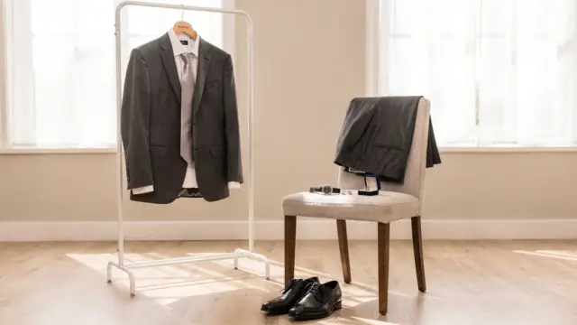Bräutigam-Outfit im Standesamt: Anzug, Hemd, Krawatte und Schuhe für die Trauung