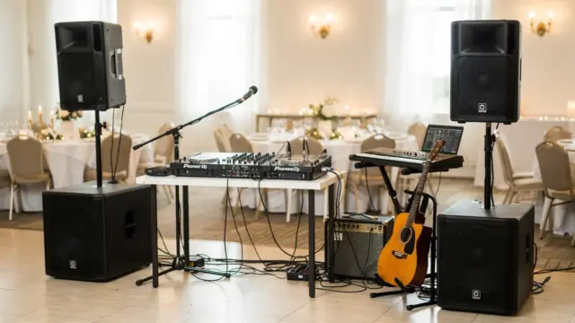 Hochzeitsmusik: DJ-Setup und Mikrofon für die Hochzeitsfeier in eleganter Umgebung