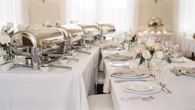 Hochzeit: Buffet und Menü auf einer stilvollen Hochzeitsfeier im Vergleich