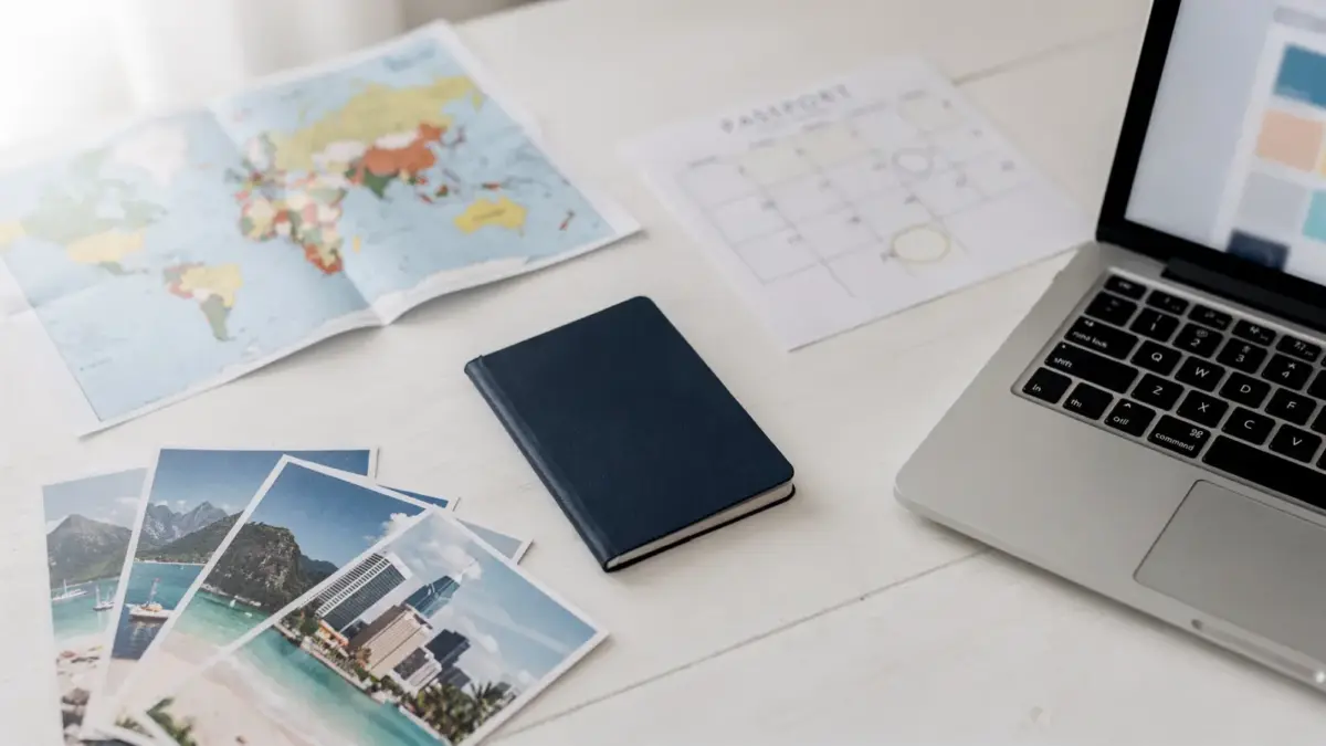 Hochzeitsreise planen mit Reisepass, Kalender, Karte und Budget auf dem Tisch