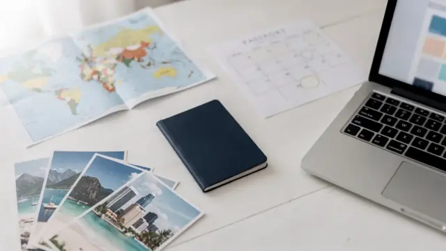 Hochzeitsreise planen mit Reisepass, Kalender, Karte und Budget auf dem Tisch