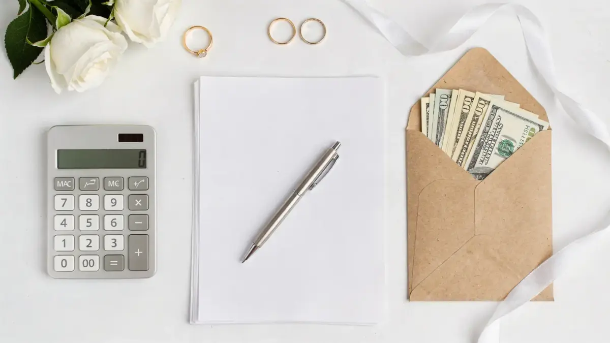 Hochzeitsbudget-Puffer: Tisch mit Kalender, Taschenrechner und Umschlag für die Hochzeitsplanung