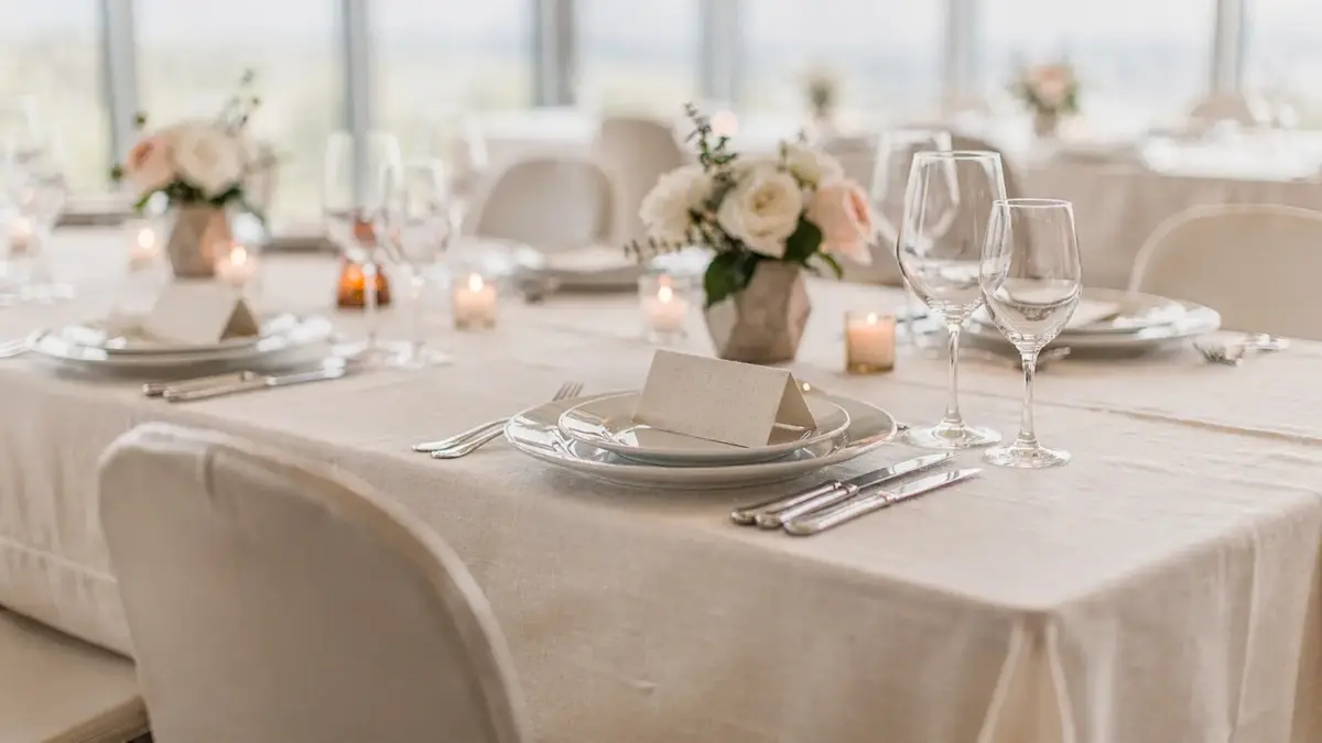 Hochzeitstisch mit Platzkarte und zusätzlichem Stuhl zum Thema Plus-One bei der Hochzeit