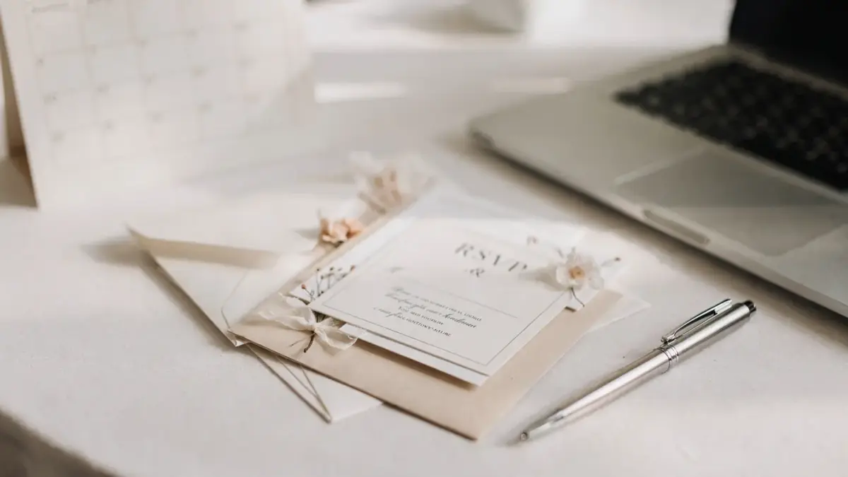 Hochzeits-Einladung mit Kalender und Stift zur RSVP-Frist bei der Hochzeit