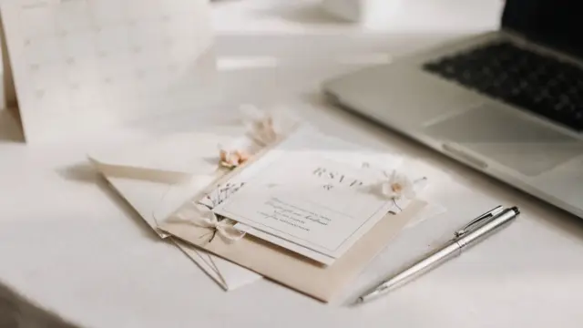 Hochzeits-Einladung mit Kalender und Stift zur RSVP-Frist bei der Hochzeit