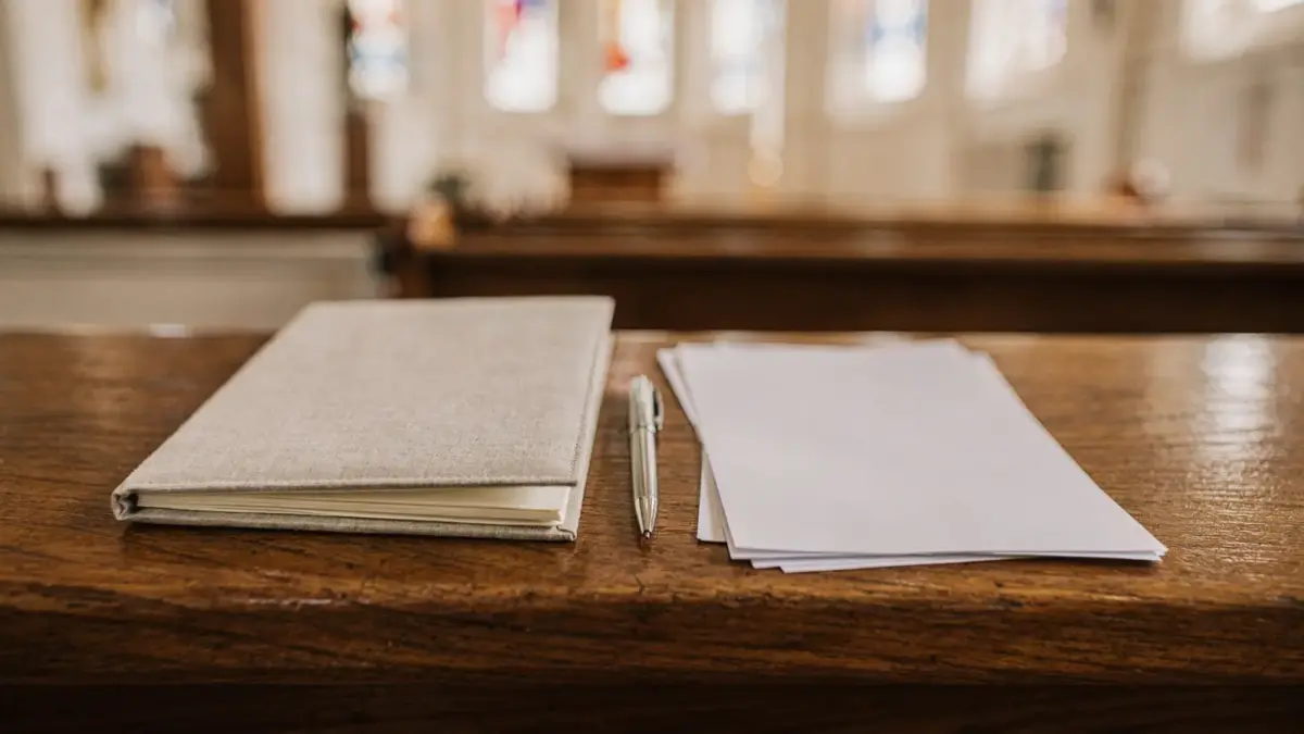 Kirchliche Trauung Frist: Kalender, Unterlagen und Planungsmappe in einer hellen Kirche