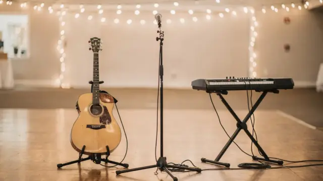 Live-Hochzeitsmusik mit Gitarre, Keyboard und Mikrofonständer bei der Planung einer Feier