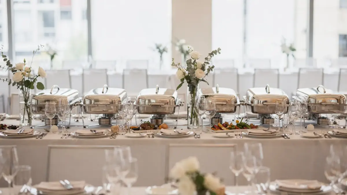 Elegant gedecktes Hochzeitsbuffet mit Tischdeko und Servierplatten für die Hochzeit