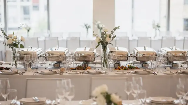 Elegant gedecktes Hochzeitsbuffet mit Tischdeko und Servierplatten für die Hochzeit