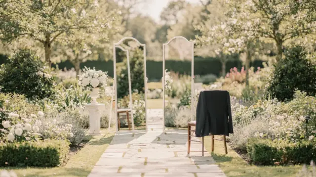 Braut und Bräutigam beim First Look Hochzeit im Garten vor der Trauung