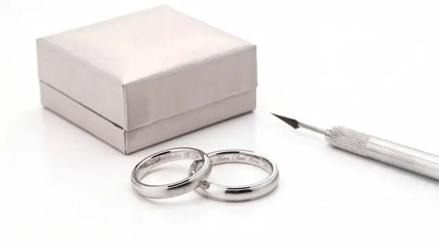 Trauringe, Ringbox und Gravurwerkzeug zum Thema Ringe wann bestellen