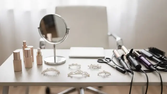 Bridal styling workspace mit Make-up und Haarwerkzeugen für die Suche nach der richtigen Brautstylistin