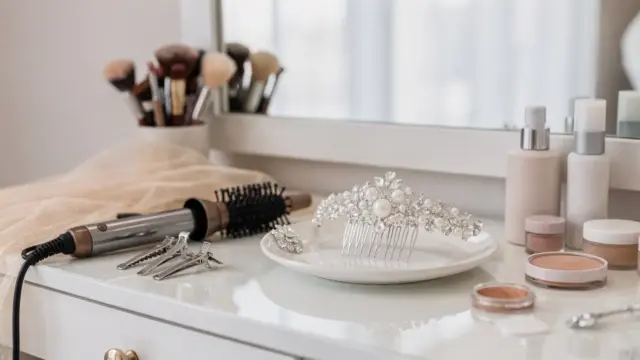 Brautstyling-Probe mit Make-up, Haarwerkzeugen und Brautaccessoires im hellen Salon