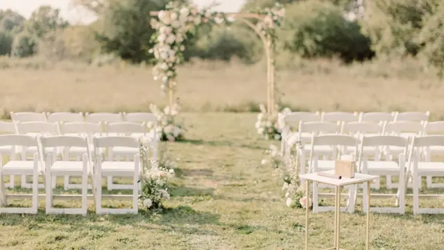 Hochzeit bei freier Trauung mit Fürbitten auf einem Tisch neben einem schlichten Traubogen