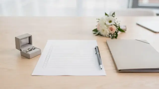 Checkliste und Unterlagen zur standesamtlichen Trauung auf einem Tisch
