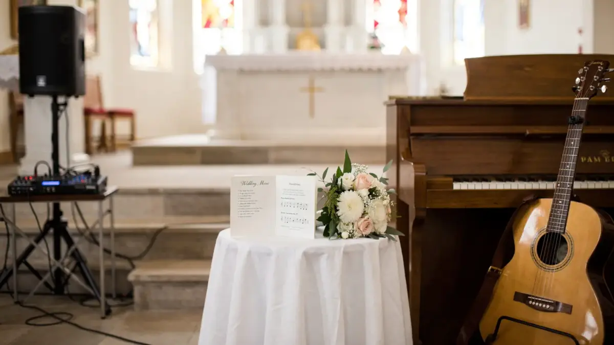 Kirchliche Trauung mit Musikprogramm, Gitarre und Klavier als moderne Lieder für die kirchliche Trauung