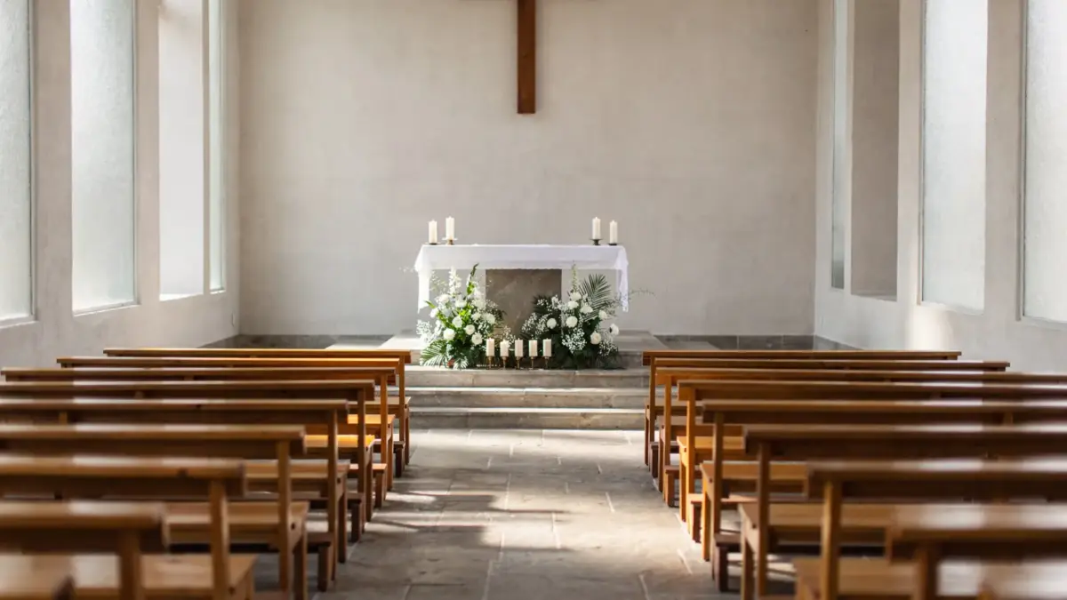 Kirchliche Segnung statt Trauung in einer hellen Kirche mit schlichtem Altar und ruhiger Atmosphäre